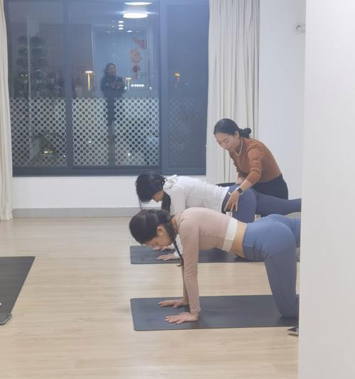 通过Yoga设计教程，探索身心灵的平衡之道（提升生活品质与内在力量，让Yoga指导你的设计旅程）
