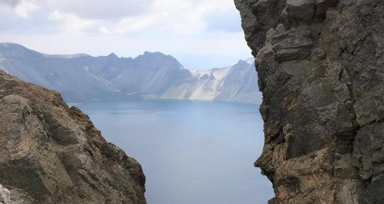 尼斯湖水怪（揭秘尼斯湖水怪的真实身份和起源）